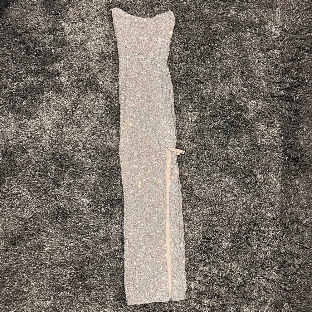 🌸NWOT OH POLLY JASELLA SILVER SEQUIN MAX DRESS SIZE 0🌸 - Picture 3 of 4